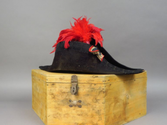 Vente aux enchères Bicorne en taupé noir, galon noir à décor de frise florale, manque gan