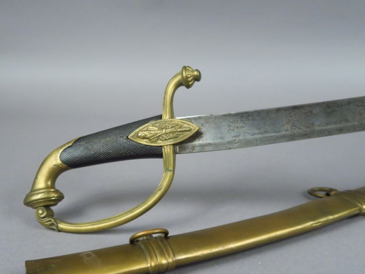 Beau sabre d'officier de cavalerie légère époque Consulat. Fusée en éb