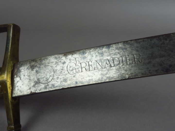 Rare sabre briquet modèle 1767 de grenadier, lame courbe plate de 595 