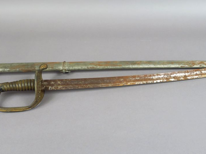 Sabre modèle 1845 d’adjudant, lame brisée, dans son fourreau à 2 garni