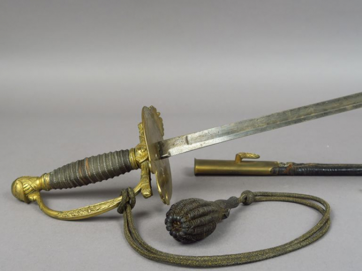 Epée d’officier modèle 1812, monture en bronze doré, plateau en lyre, 