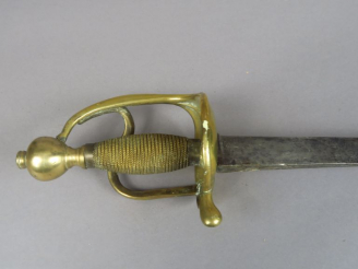 Vente aux enchères Forte épée de cavalerie contemporaine de la réforme de Choiseul de 176