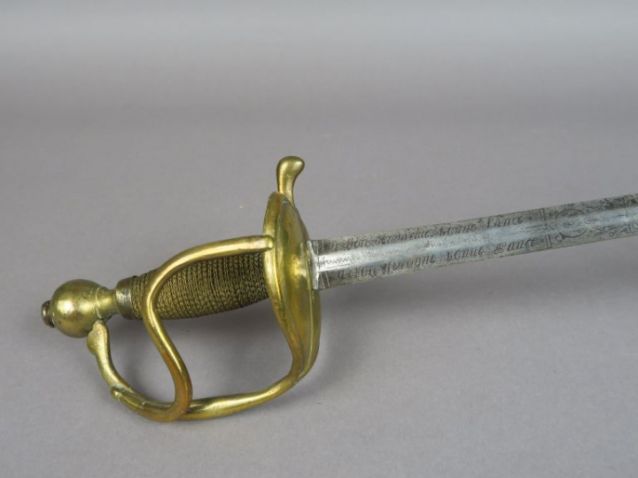 Epée de gendarme, monture en bronze coulé pommeau rond à bouton de riv