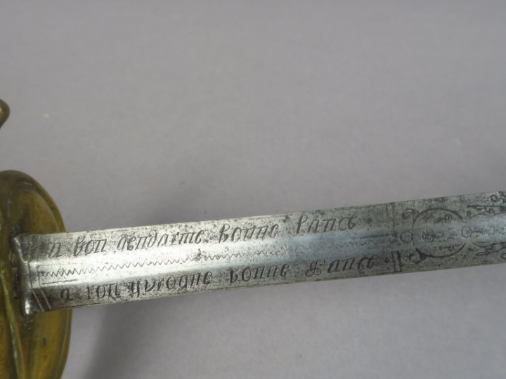 Epée de gendarme, monture en bronze coulé pommeau rond à bouton de riv