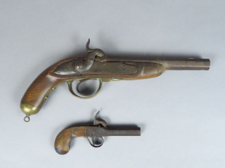 Vente aux enchères Lot composé d'un pistolet à percussion composite monté laiton, canon o