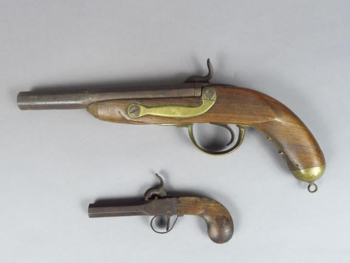 Lot composé d'un pistolet à percussion composite monté laiton, canon o