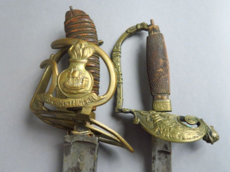 Vente aux enchères Lot d’armes blanches comprenant : Un sabre d’officier révolutionnaire 