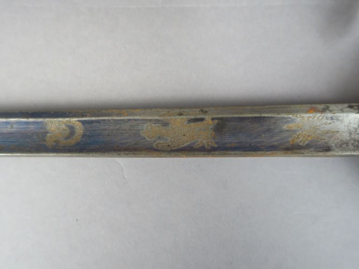 Lot d’armes blanches comprenant : Un sabre d’officier révolutionnaire 