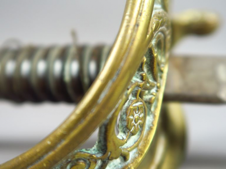 Lot composé de deux armes blanches françaises : une épée à clavier mod