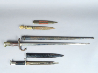 Vente aux enchères Lot de trois armes blanche composé d'une baionnette de parade Allemand