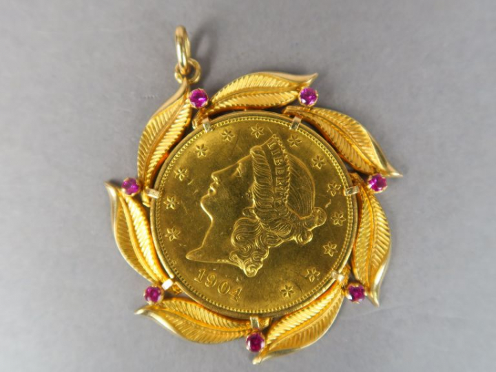 Pendentif en or jaune orné d'une pièce de 20 Dollars or, 1904.  Montur