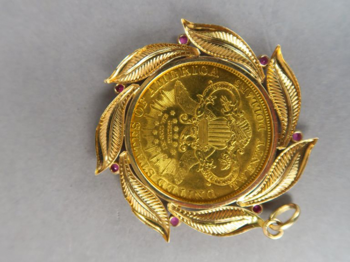 Pendentif en or jaune orné d'une pièce de 20 Dollars or, 1904.  Montur