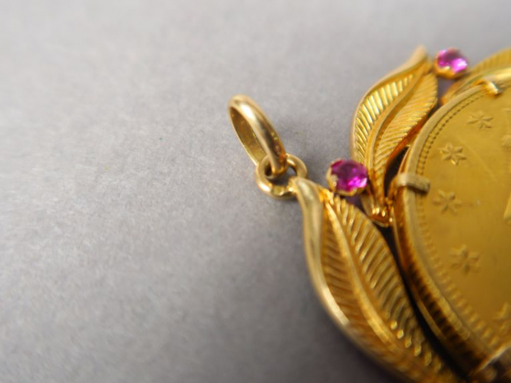 Pendentif en or jaune orné d'une pièce de 20 Dollars or, 1904.  Montur