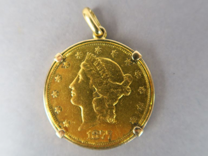 Pendentif en or jaune, orné d’une pièce de 20 dollars or 1877-S Poids.