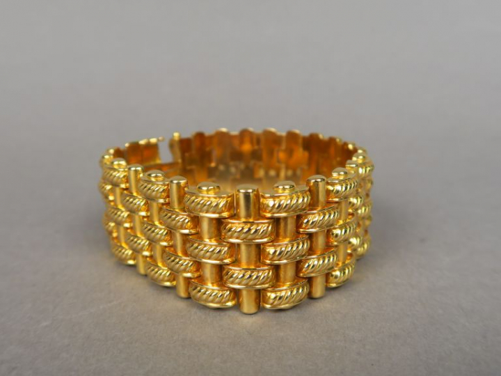 Bracelet tank en or jaune. Long. 18 cm  Poids. 76,28 g