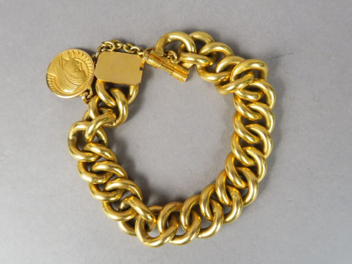 Bracelet maille américaine en or jaune, orné d'une médaille en or jaun