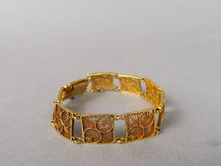 Bracelet articulé en or jaune, à décor de filigrannes. Poids. 16,56 g