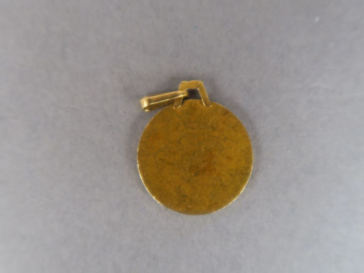 Médaille de baptême en or jaune.  Poids. 1,75 g
