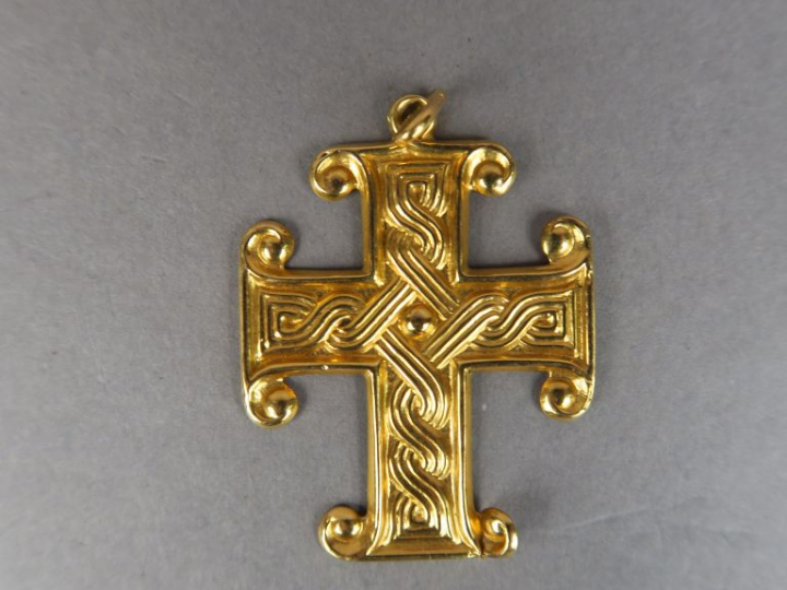 Croix en or jaune.  Poids. 6,68 g (un coin tordu)