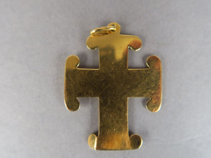 Croix en or jaune.  Poids. 6,68 g (un coin tordu)