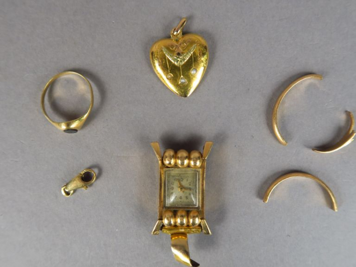 Lot comprenant :  - un pendentif en forme de cœur, orné de petites per