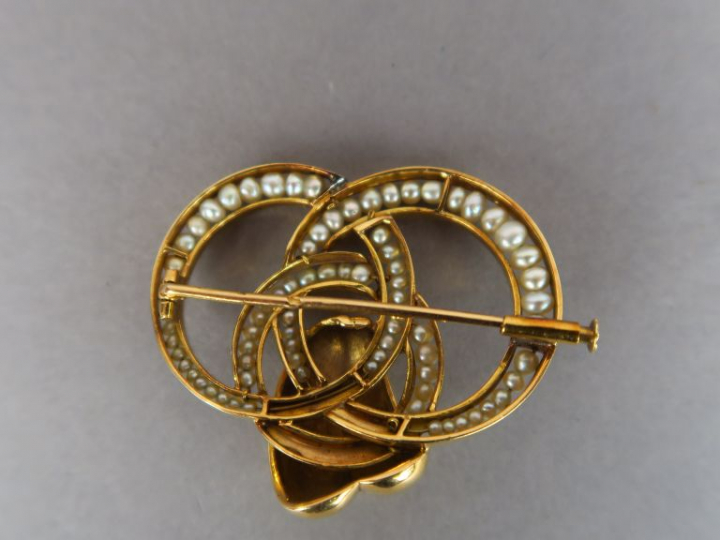 Broche en or jaune ornée de perles.  Poids tel. 14,90 g