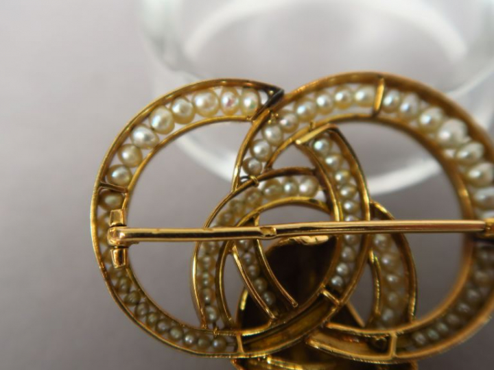Broche en or jaune ornée de perles.  Poids tel. 14,90 g
