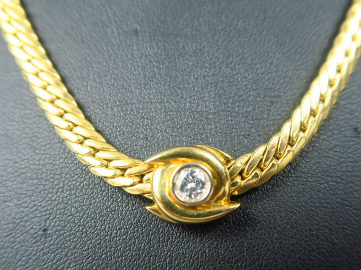 Collier souple en or jaune, orné d'un brillant.  Poids tel. 24,3 g