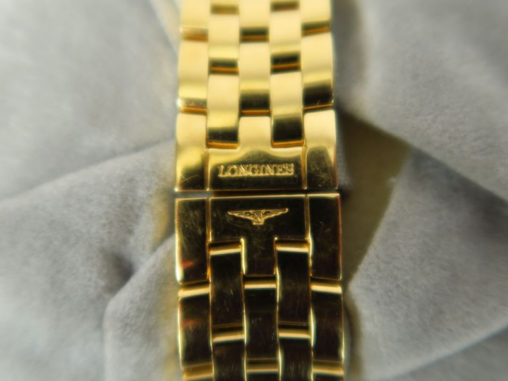 LONGINES.  Montre de dame, bracelet et boitier or.  Poids tel. 83,24 g