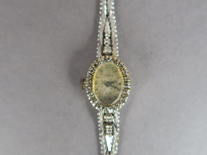 Montre de dame en or blanc et brillants. Poids tel. 26 g