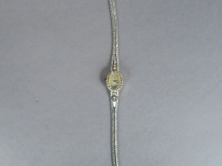 Montre de dame en or blanc et brillants. Poids tel. 26 g