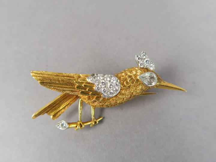 CARTIER. Broche en or jaune et diamants en forme d'oiseau. Signée et n
