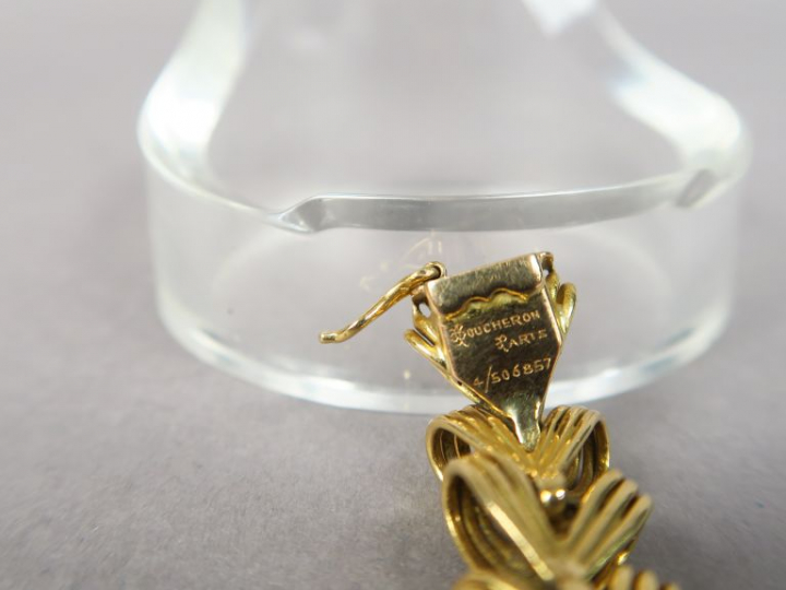 BOUCHERON.  Bracelet articulé en or jaune et vingt-deux saphirs. Signé