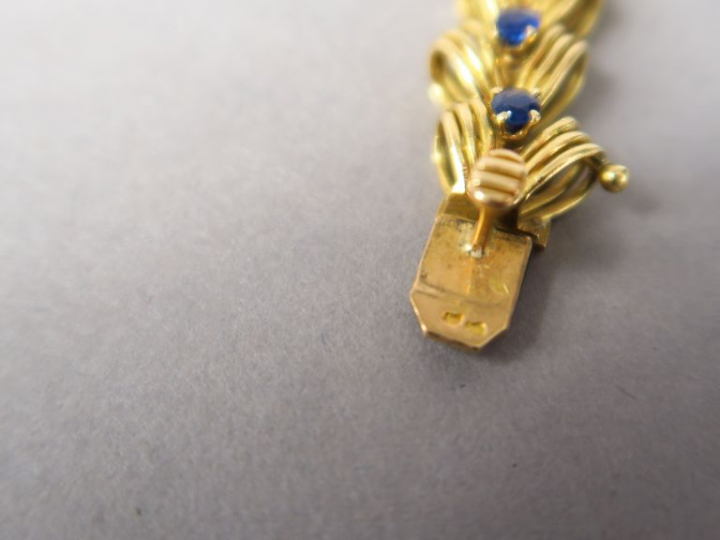 BOUCHERON.  Bracelet articulé en or jaune et vingt-deux saphirs. Signé
