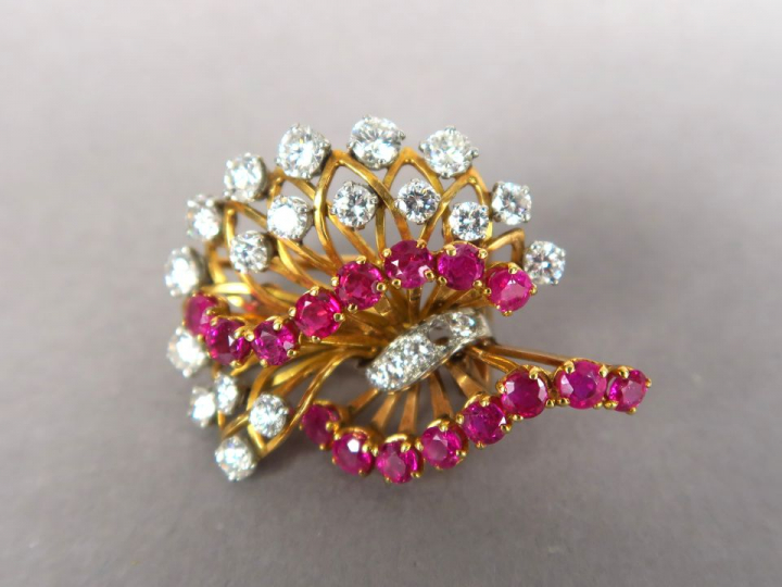 BOUCHERON. Broche en or jaune, rubis et diamants figurant un bouquet d
