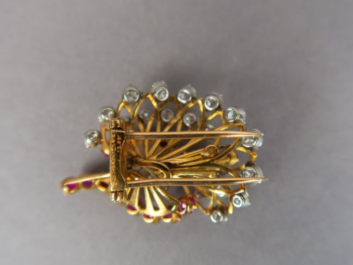 BOUCHERON. Broche en or jaune, rubis et diamants figurant un bouquet d