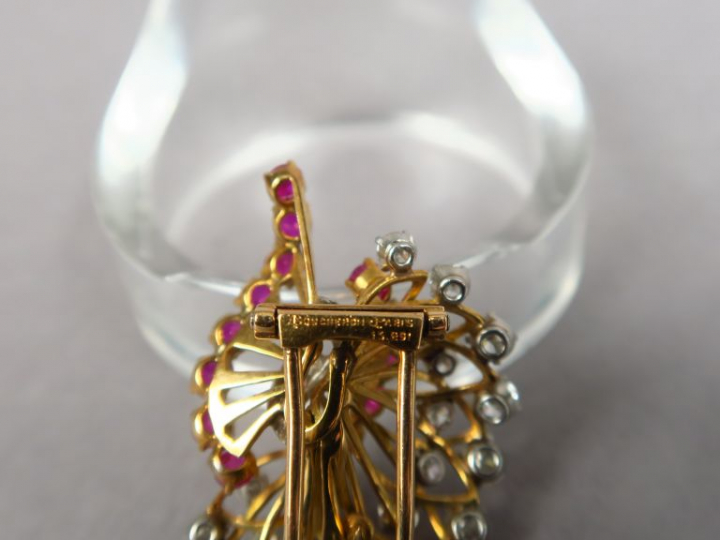 BOUCHERON. Broche en or jaune, rubis et diamants figurant un bouquet d
