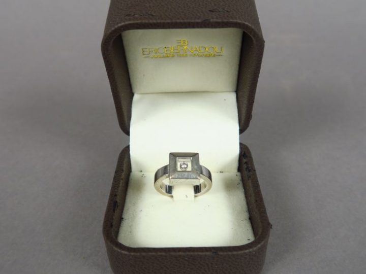 CHOPARD.  Bague en or blanc ornée d'un petit diamant. Signée.  TDD. 50