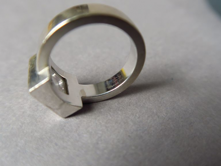 CHOPARD.  Bague en or blanc ornée d'un petit diamant. Signée.  TDD. 50