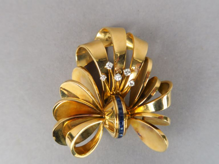 Broche en or jaune, diamants et saphirs calibrés, en forme de feuille 
