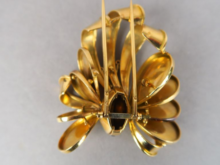 Broche en or jaune, diamants et saphirs calibrés, en forme de feuille 