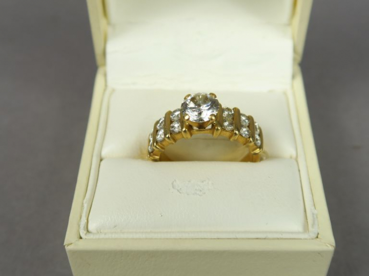 Bague en or jaune, ornée d'un diamant central d'environ 1,18 cts épaul