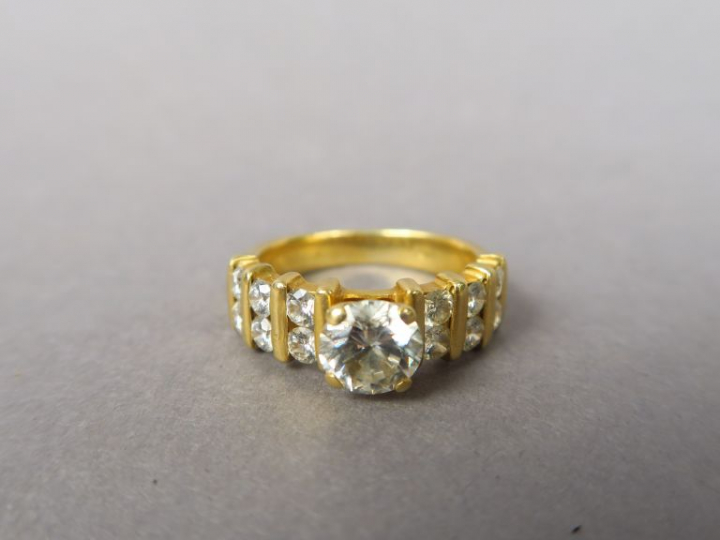 Bague en or jaune, ornée d'un diamant central d'environ 1,18 cts épaul