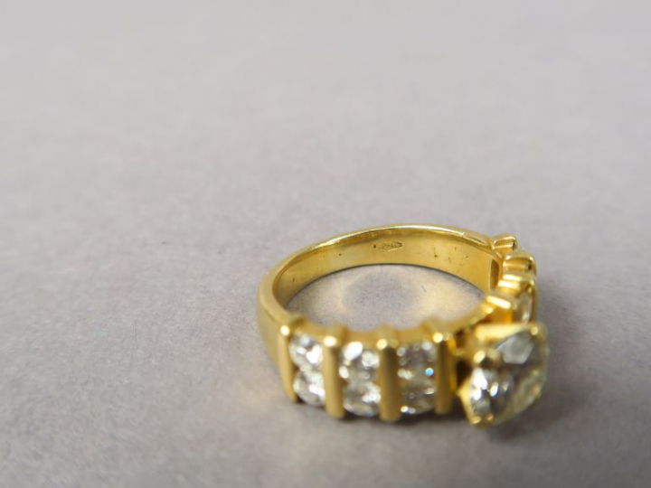 Bague en or jaune, ornée d'un diamant central d'environ 1,18 cts épaul