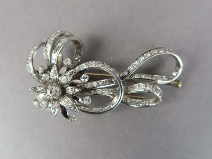 Broche en or blanc, diamants et diamants baguette, à décor d'une fleur