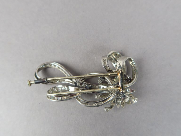 Broche en or blanc, diamants et diamants baguette, à décor d'une fleur