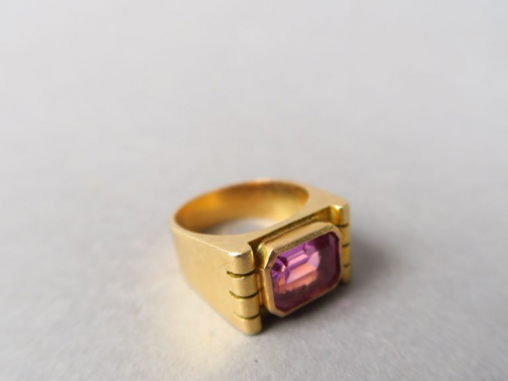 Bague en or jaune, sertie d'un saphir rose. TDD. 50 Poids tel. 12,83 g