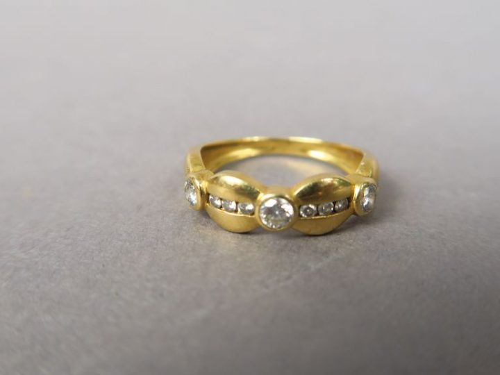 Bague en or jaune sertie de trois diamants de 0,12 cts environ et de d