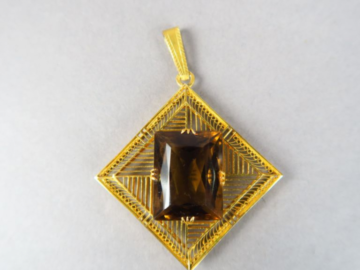 Broche ornée d'un quartz, monture ajourée en or jaune.  Poids tel. 12,