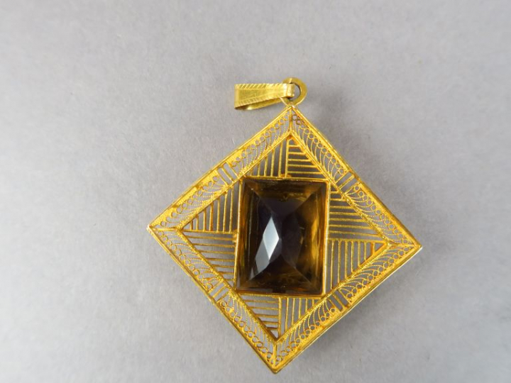 Broche ornée d'un quartz, monture ajourée en or jaune.  Poids tel. 12,
